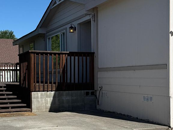 3rd image of 32 Mercury Dr