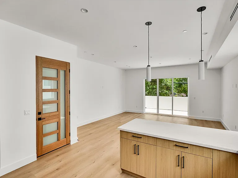 5022 Cahuenga Blvd — Photo 32