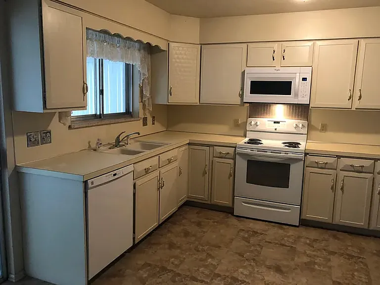 225 S Locust St — Photo 4