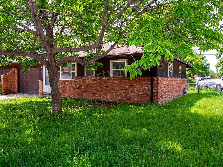 2439 Clearview Ave — Photo 1