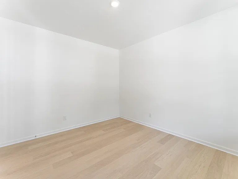 136 Glenn Dr — Photo 16