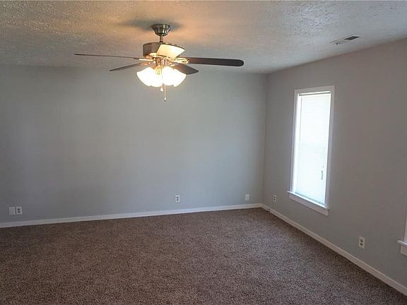 3rd image of 33 1/2 Miley Ave
