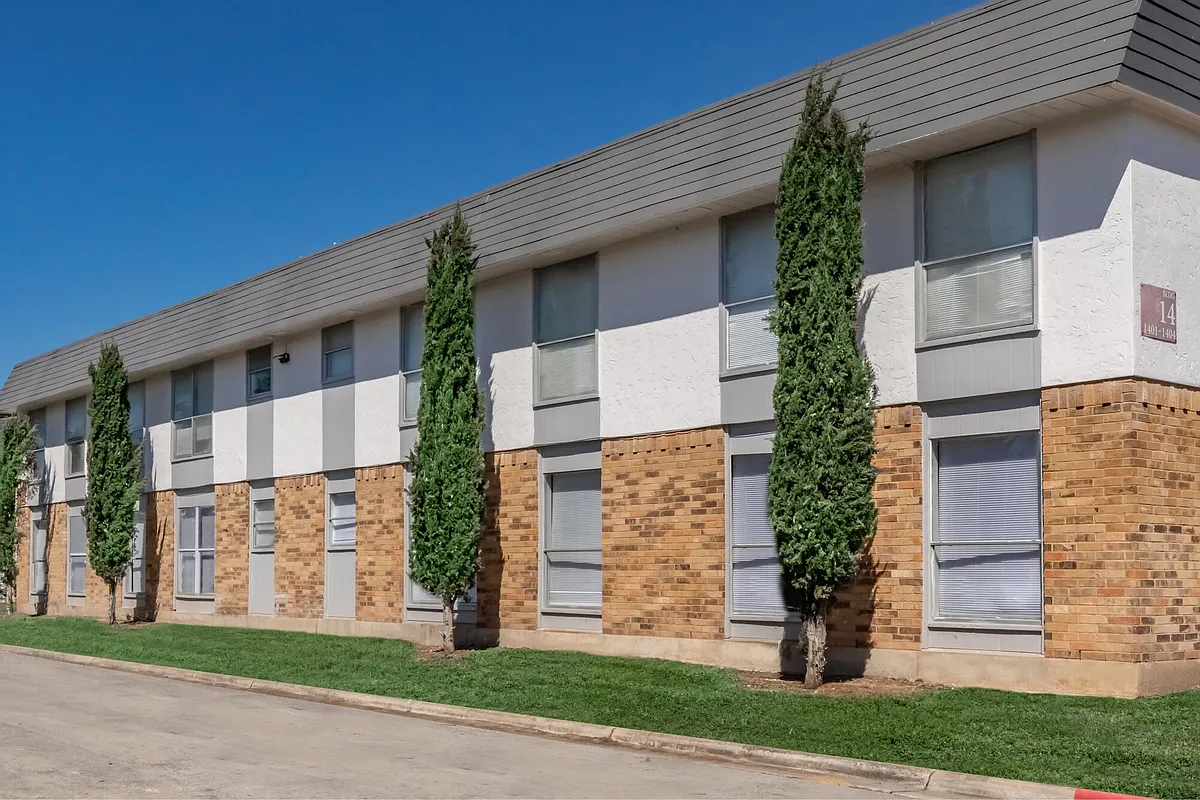 Building Photo - Oak Meadow Villa