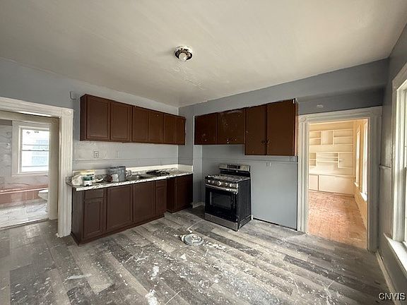 3rd image of 1577 Seymour Ave