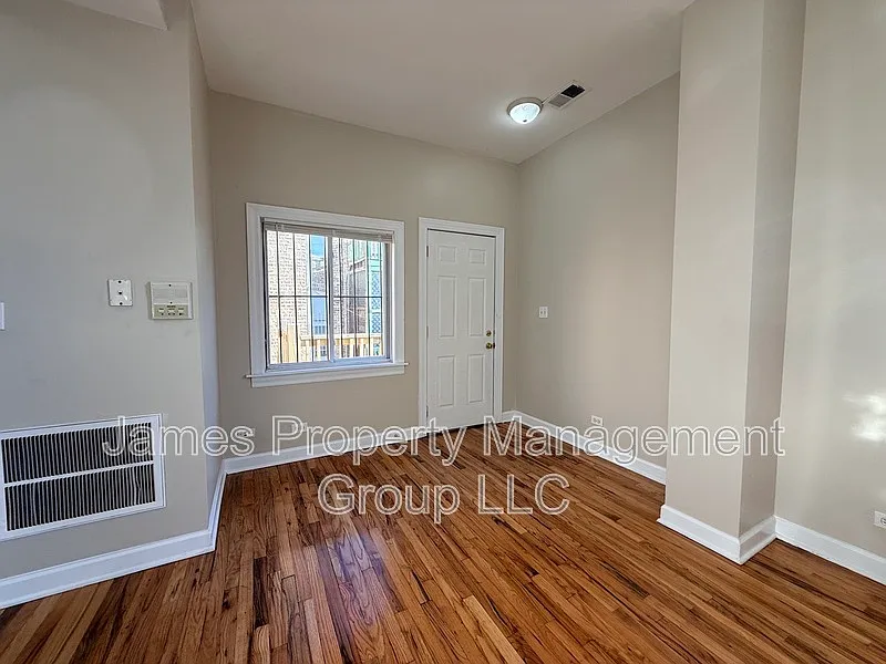 2 bed, 1.0 bath, 900 sqft, $1,999 — Photo 2