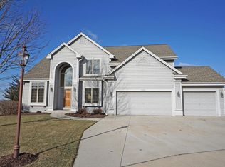 2220 Deer Path, Waukesha, WI 53189