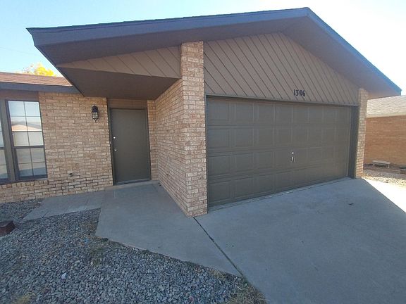 3rd image of 1306 Desert Dawn Dr
