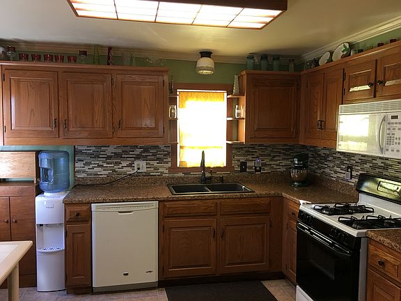 3rd image of 611 E 105th St
