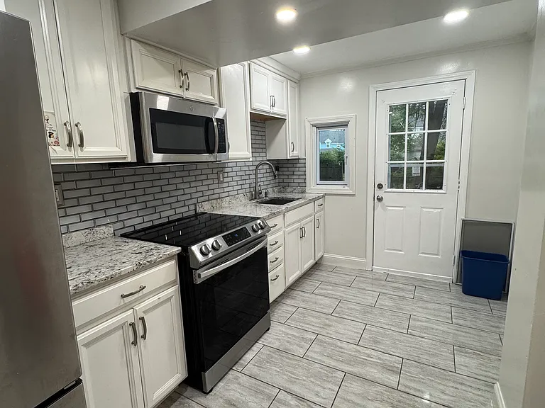 26-28 Perry Ave — Photo 6