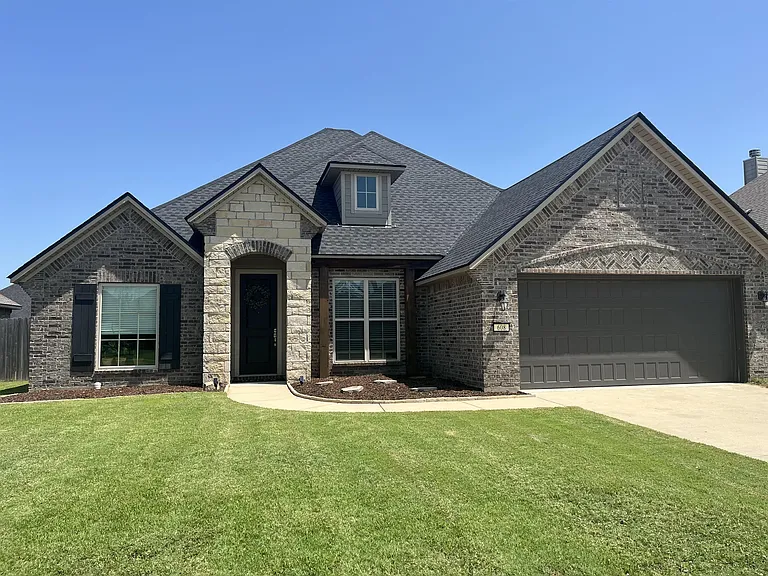608 Labarre Ln — Photo 2