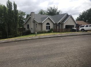 300 Waldorf Cir, Astoria, OR 97103