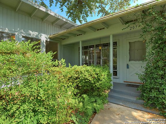 2nd image of 207 Oakleaf Dr
