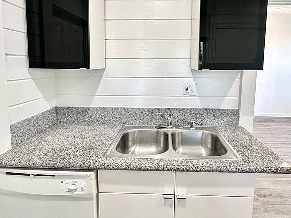3rd image of 930 Albany St #934