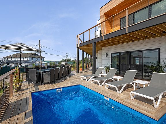2nd image of 86 E Bayview Walk