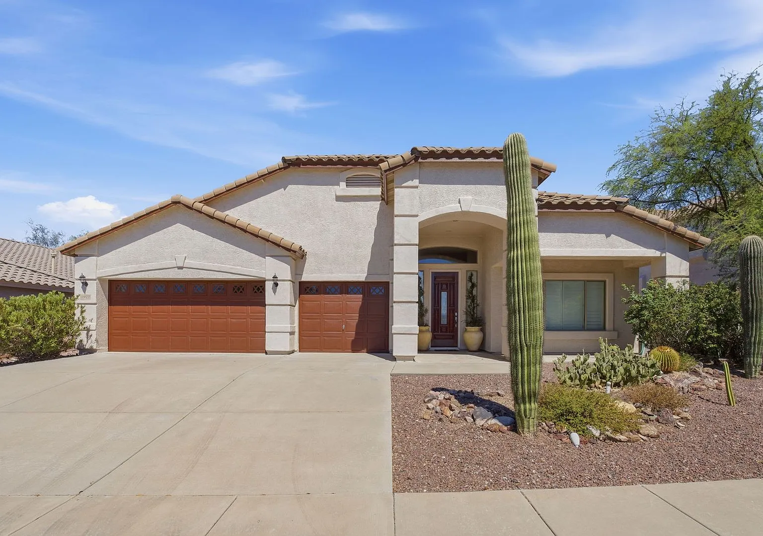 Elegant Home in Exclusive Gated Community near St. Phillips Plaza — Photo 1