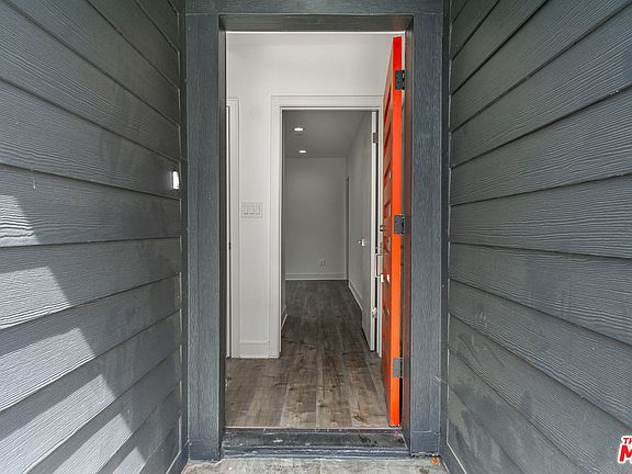 3rd image of 1013 N Oxford Ave