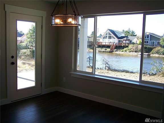 4th image of 754 Island Cir SE