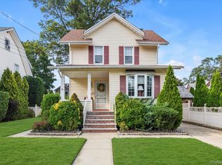 35 Manor Rd, Lynbrook, NY 11563