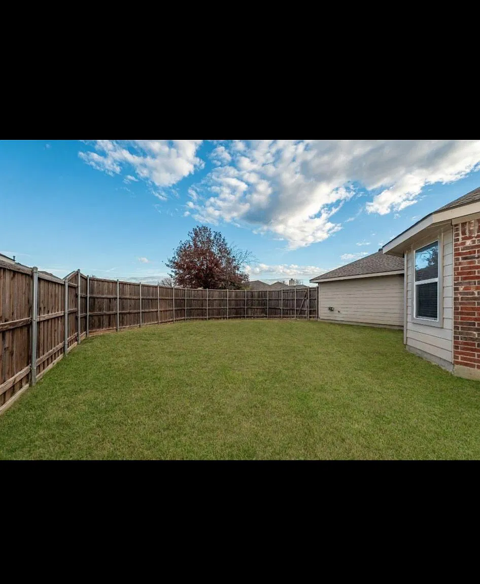 3 bed, 1689 sqft, $2,400 — Photo 2