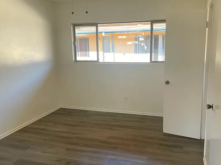 1049 N Hayworth Ave #12 — Photo 2