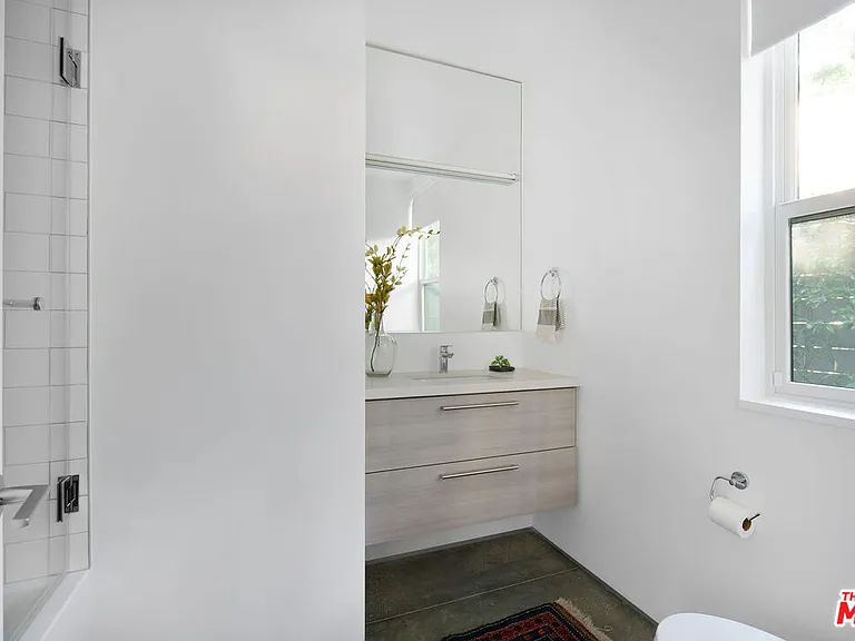 927 Hyperion Ave — Photo 9