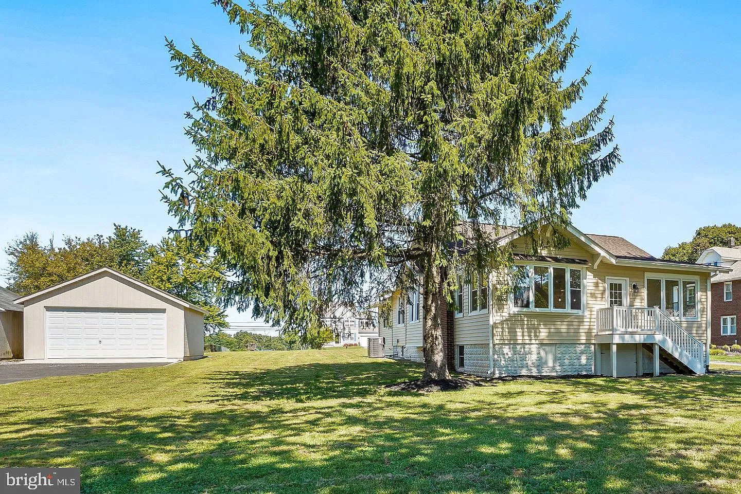 5 bed, 3.0 bath, 1990 sqft, $3,950 — Photo 3