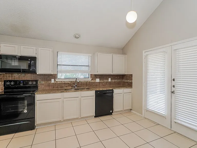 6423 Woodstream Trl — Photo 8