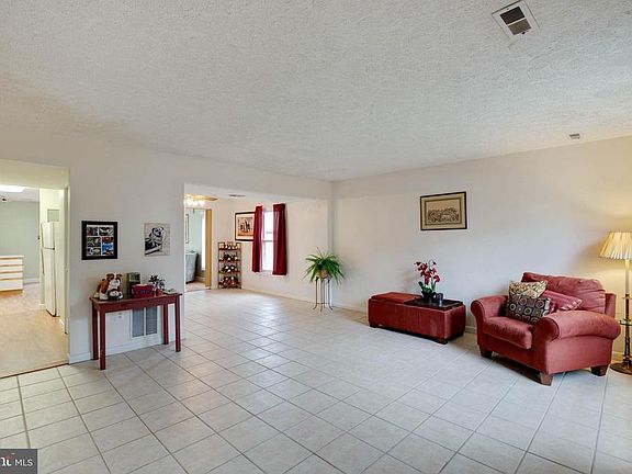 Open, bright feeling in the living room