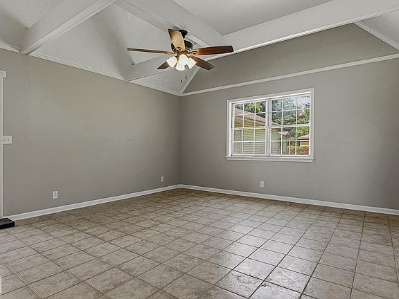 5th image of 1109 Leawood St