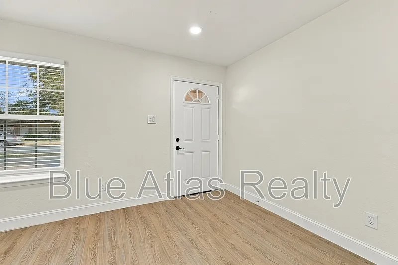 2 bed, 1.0 bath, 927 sqft, $1,650 — Photo 2