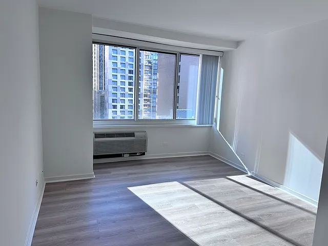 1 bed, 880 sqft, $2,400 — Photo 4