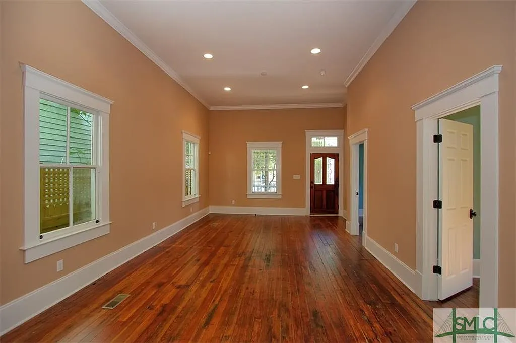 Building Photo - 205 W 31st St