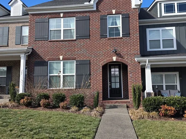 369 Carriage House Ln, Hendersonville, TN 37075