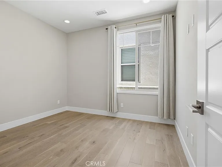 215 Carmine — Photo 19