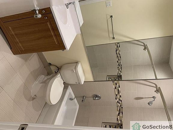 3rd image of 327 W 45th St APT 5