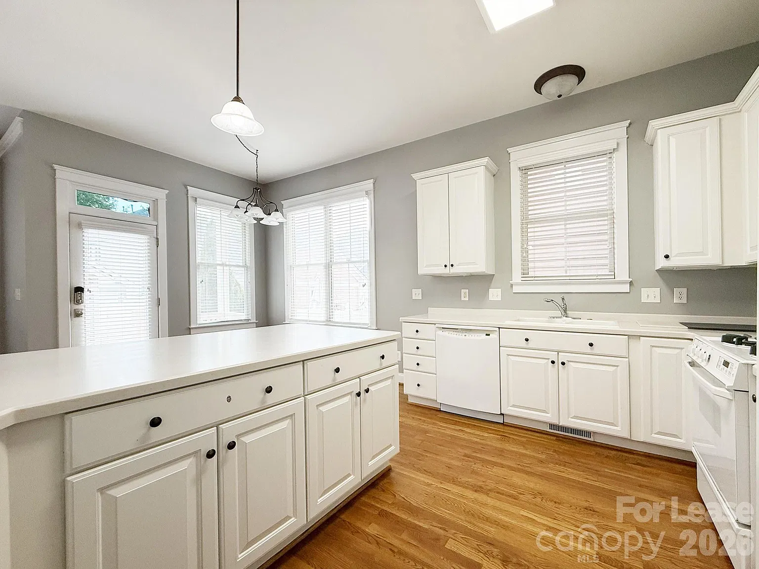 3 bed, 2.5 bath, 1812 sqft, $3,100 — Photo 4