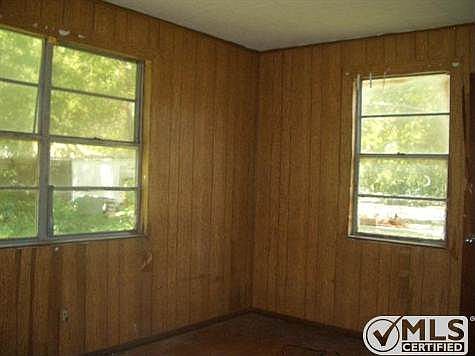 4th image of 602 W Railroad Ave