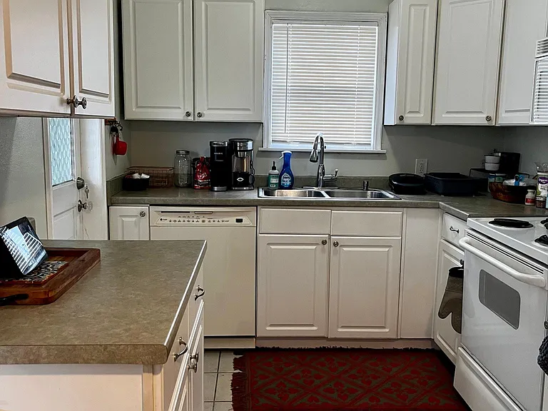 3535 Queen St N — Photo 7