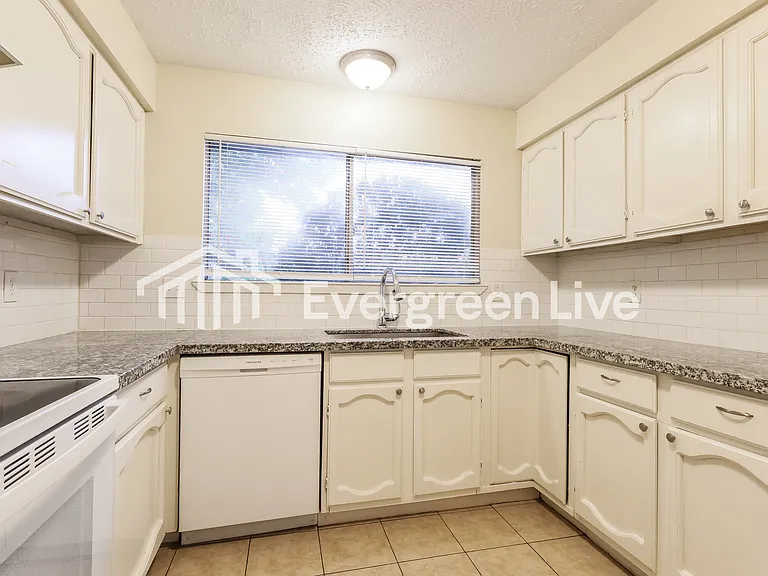16326 Dew Drop Ln — Photo 3