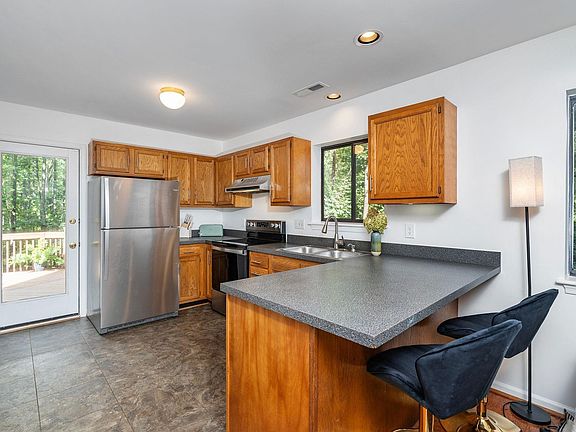 5th image of 220 Homestead Ln