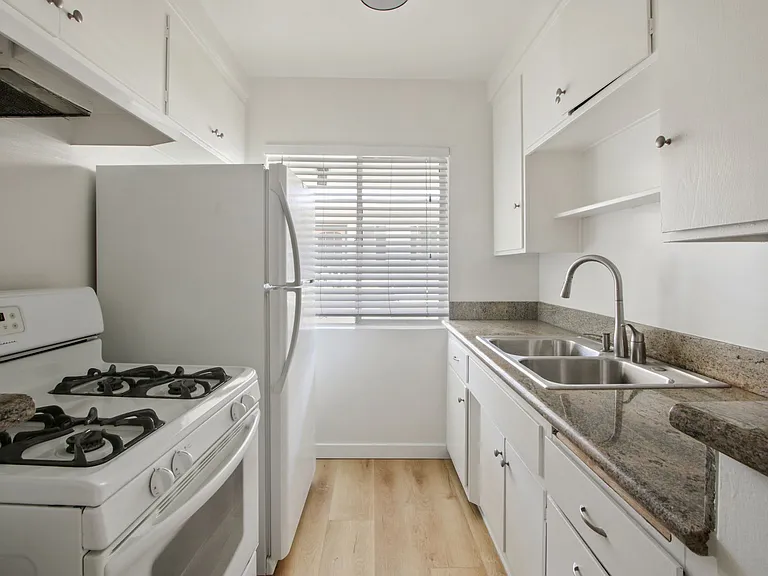 11615 Darlington, Prime Brentwood, Steps to San Vicente — Photo 1