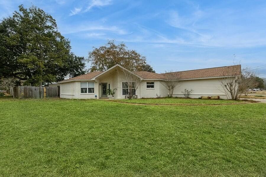 1st image of 1147 Pin Oak Cir