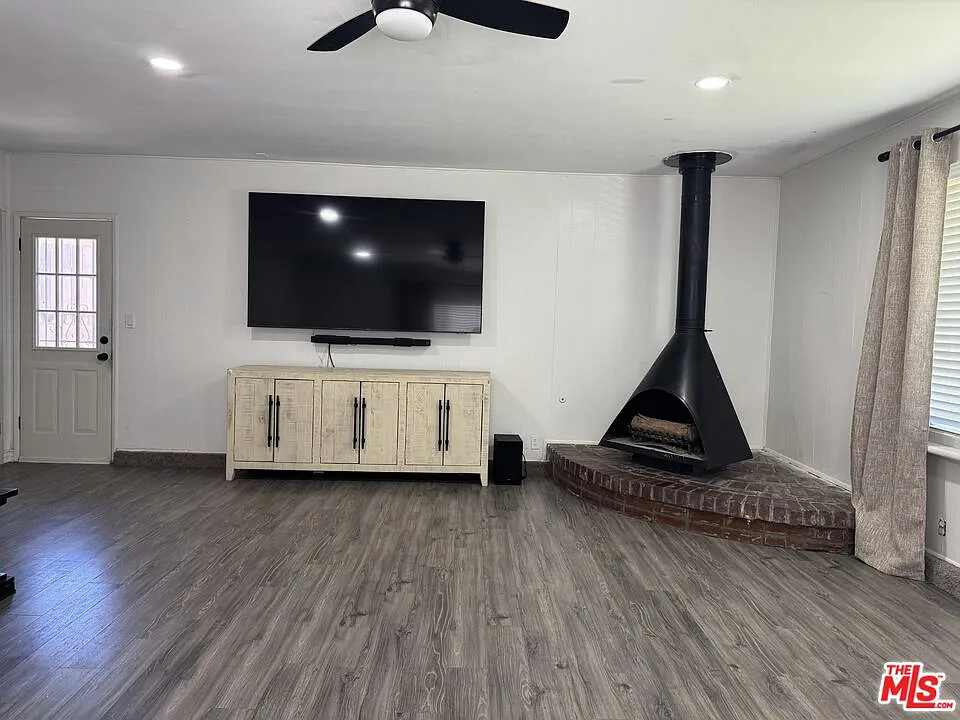 3 bed, 2.0 bath, 1724 sqft, $3,500 — Photo 2