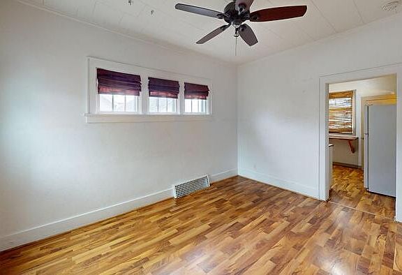4th image of 205 3rd Ave NE
