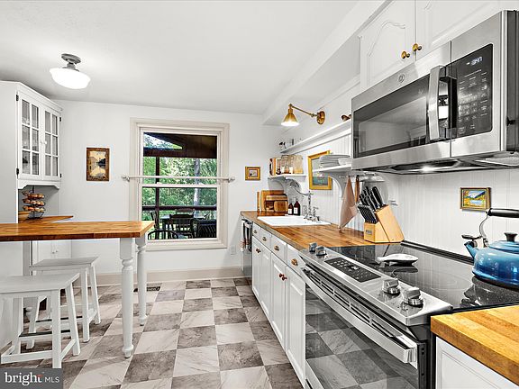 5th image of 285 Laguna Cir