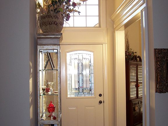 BEAUTIFUL EXTENSIVE CROWN MOLDING AND TRIM ALL OVER THIS HOME!!