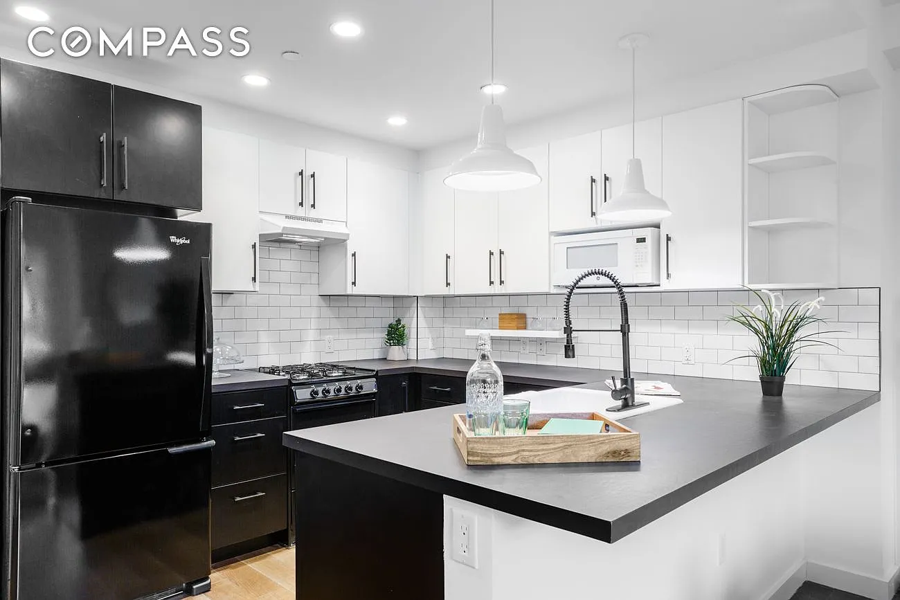 2 bed, 1.0 bath, $4,110 — Photo 2