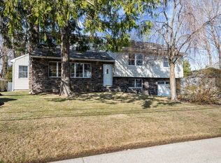 16 Hemlock Dr, Syosset, NY 11791