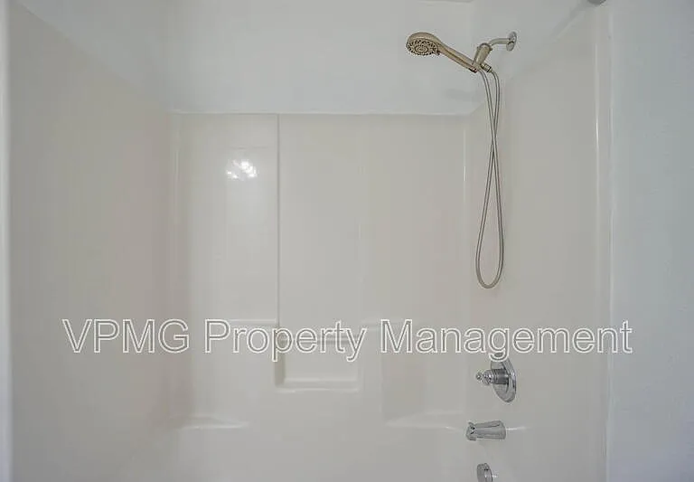 5941 NE 48th St — Photo 23