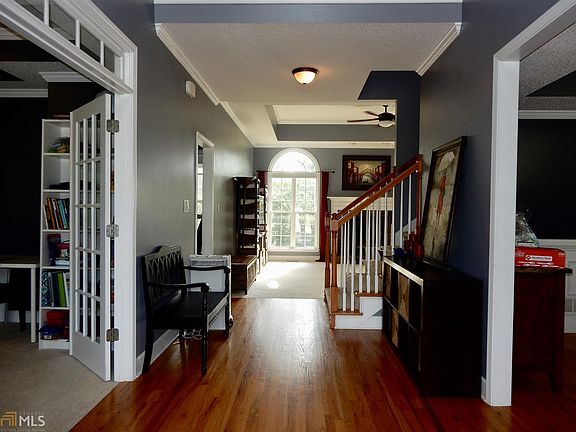 4th image of 215 Rosebay Ln